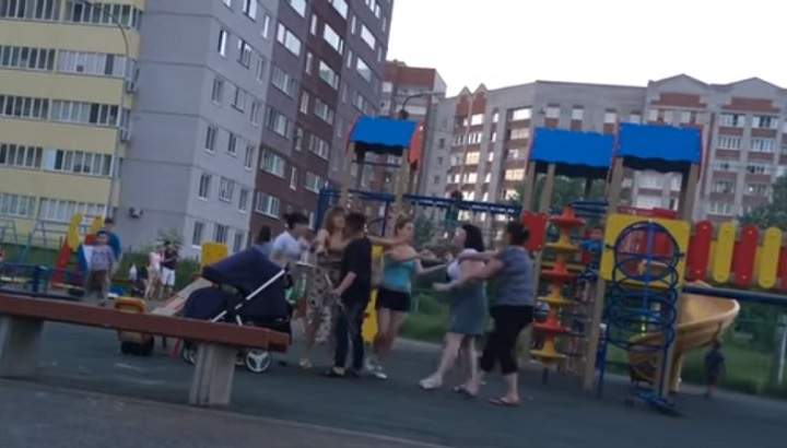 В России молодые мамы устроили пьяную драку на детской площадке 1