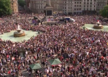 Десятки тысяч англичан вышли в Лондоне на митинг против Трампа