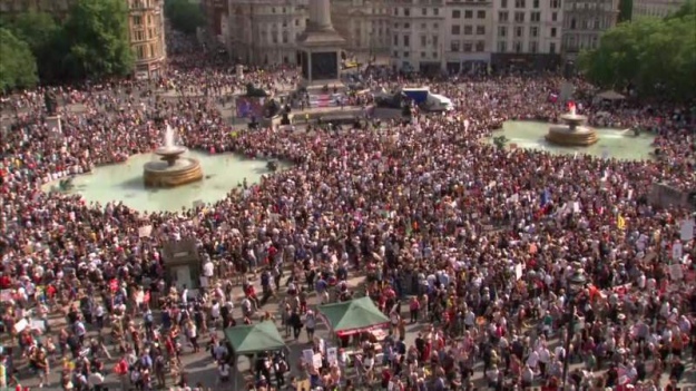 Десятки тысяч англичан вышли в Лондоне на митинг против Трампа 1