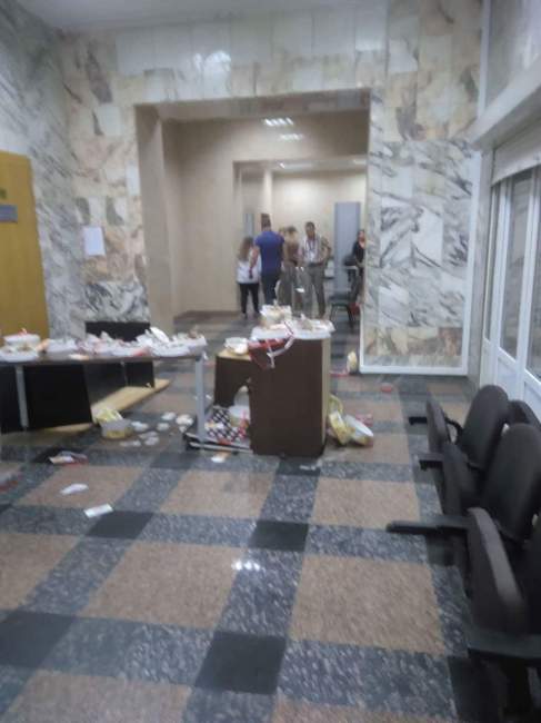 В здание НАБУ ворвались неизвестные: ломали мебель и бросались тортами Roshen 7