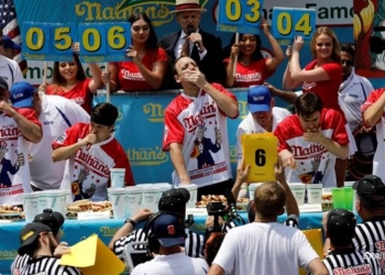 Американец установил новый рекорд в поедании хот-догов