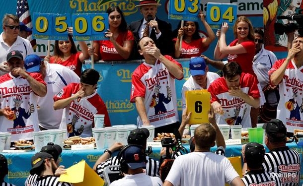 Американец установил новый рекорд в поедании хот-догов