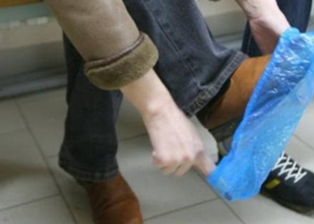 Супрун добралась до бахил:  помощь уборщицам и стремление нажиться