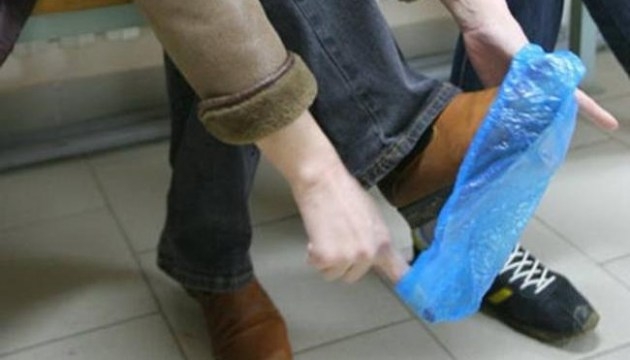 Супрун добралась до бахил:  помощь уборщицам и стремление нажиться