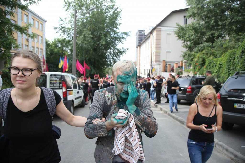 Антикоррупционера Шабунина в Киеве облили зеленкой и забросали тортами 7