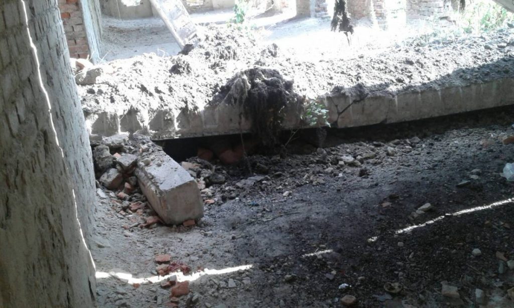 Троих подростков убило рухнувшей бетонной плитой заброшенного недостроя в Нежине 1