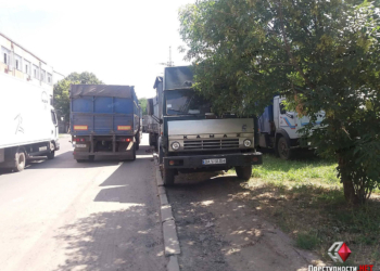 Фуры заблокировали движение на улице Авангардной