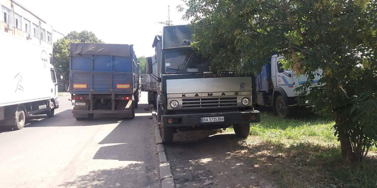 Фуры заблокировали движение на улице Авангардной