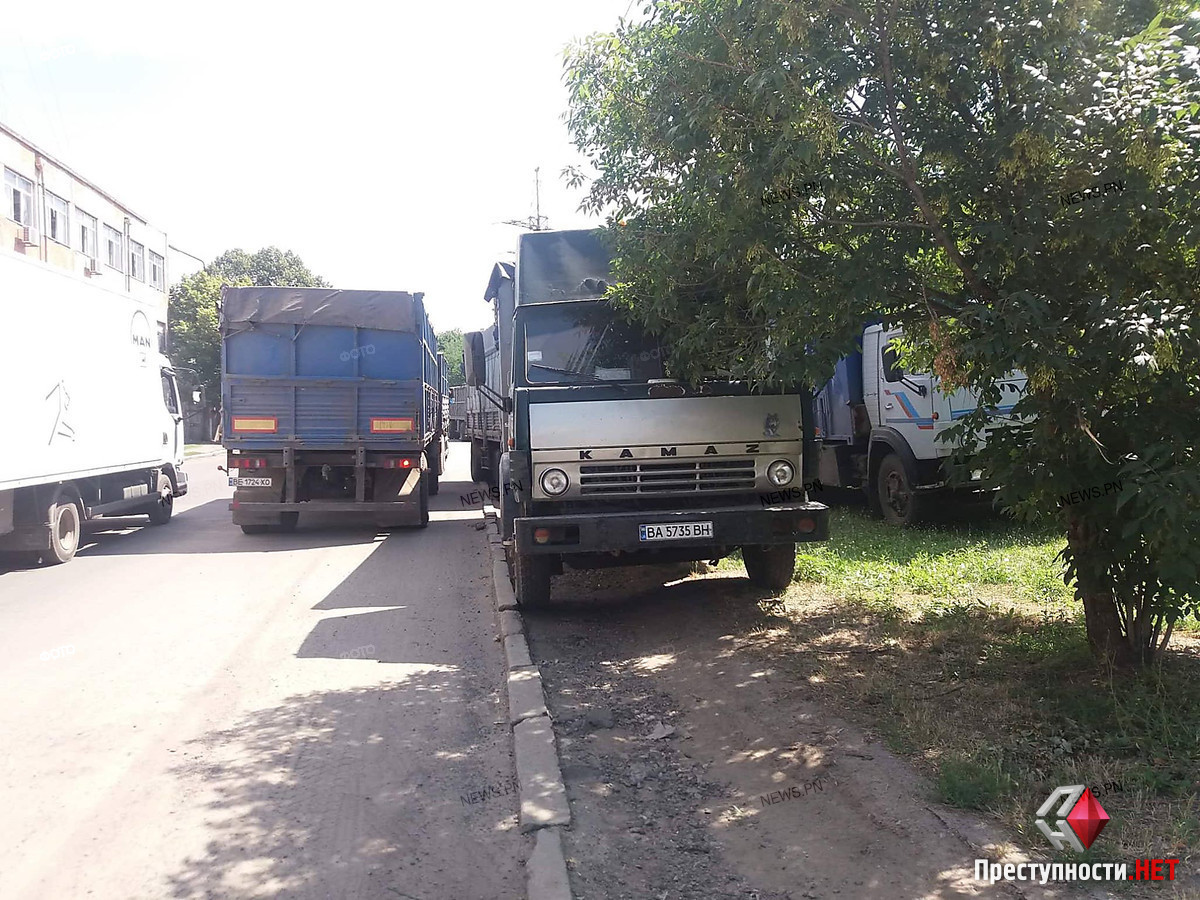 Фуры заблокировали движение на улице Авангардной