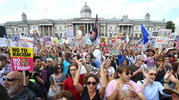 Десятки тысяч англичан вышли в Лондоне на митинг против Трампа 5