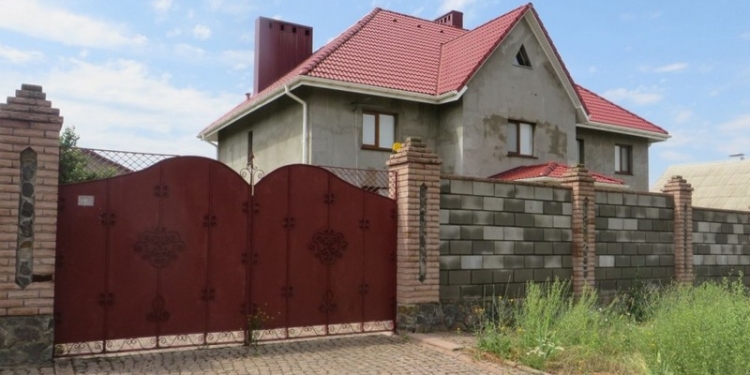 Николаевская судья живет в незарегистрированном доме, а полученную квартиру сдает в аренду, не указывая эти доходы в декларации – СМИ