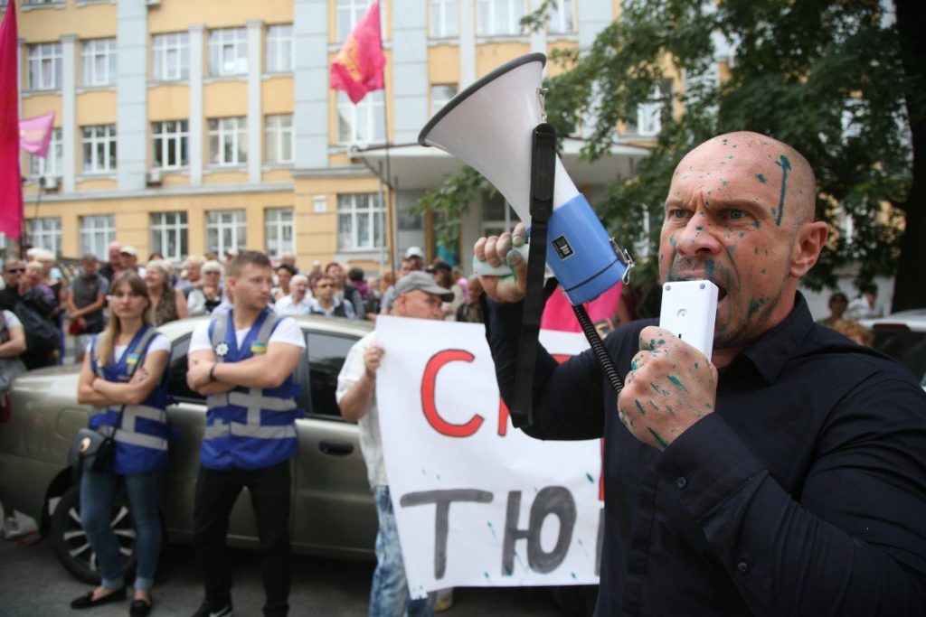 Антикоррупционера Шабунина в Киеве облили зеленкой и забросали тортами 13