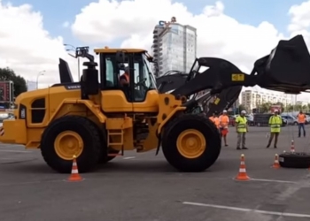 В Киеве проходят  соревнования экскаваторовщиков за право участвовать в европейском первенстве