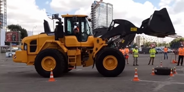 В Киеве проходят  соревнования экскаваторовщиков за право участвовать в европейском первенстве
