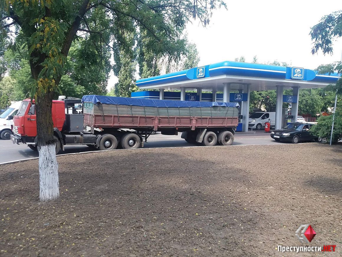 Фуры заблокировали движение на улице Авангардной 12