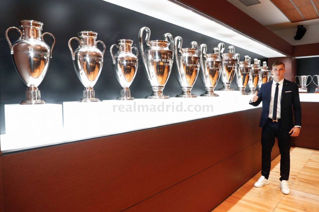 Мадридский «Реал» презентовал украинского вратаря Лунина 7