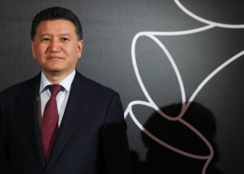 ФИДЕ досрочно отстранила Илюмжинова с должности президента. Но он отказывается уходить