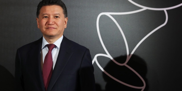 ФИДЕ досрочно отстранила Илюмжинова с должности президента. Но он отказывается уходить