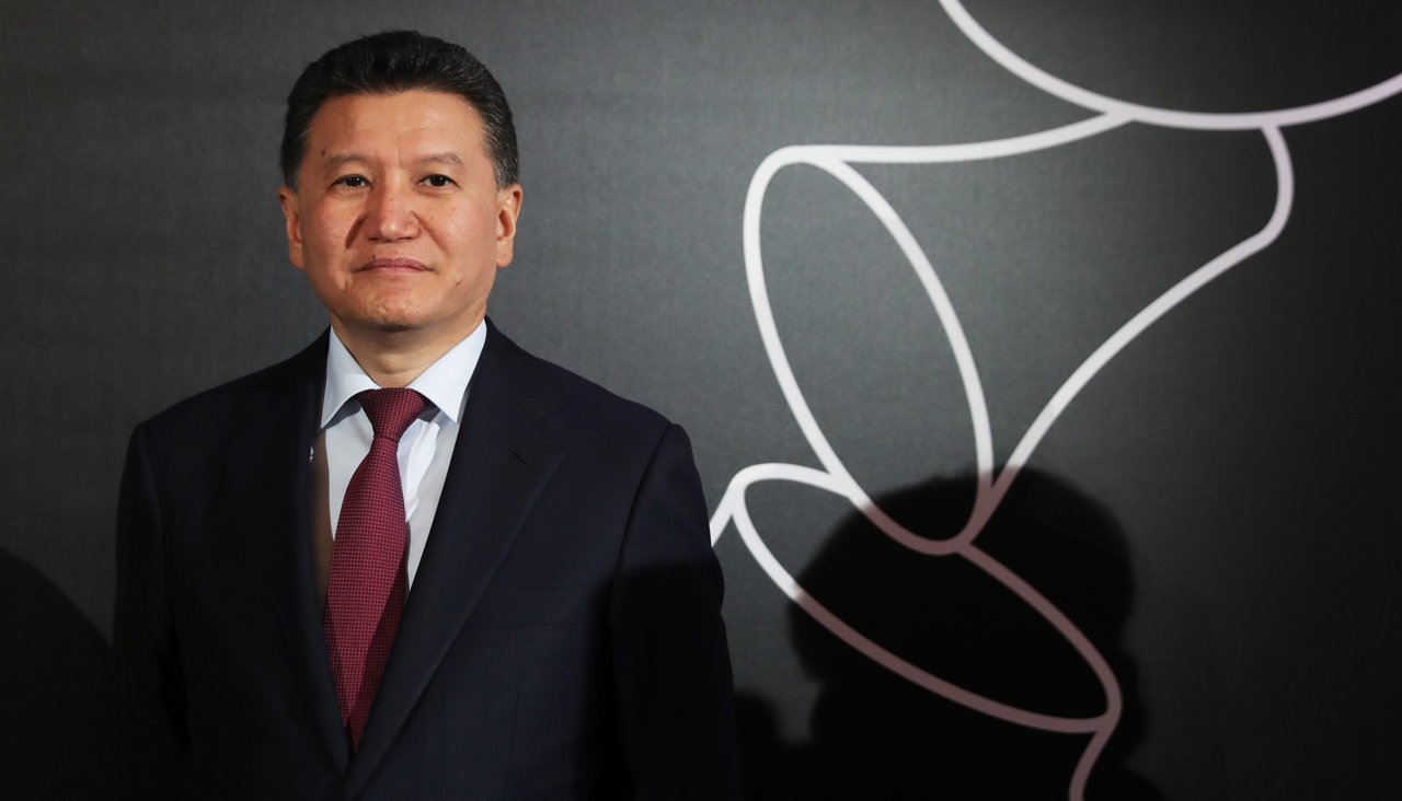 ФИДЕ досрочно отстранила Илюмжинова с должности президента. Но он отказывается уходить