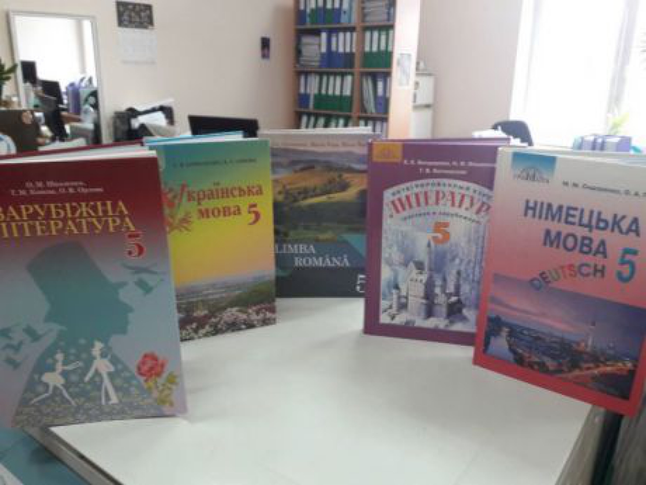 В Николаевской области начали развозить новые учебники для 5-го класса