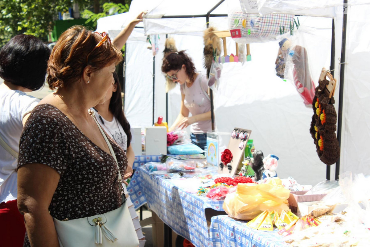 Николаевские активисты провели акцию «День неожиданного счастья», чтобы помочь детям, у которых проблемы со зрением