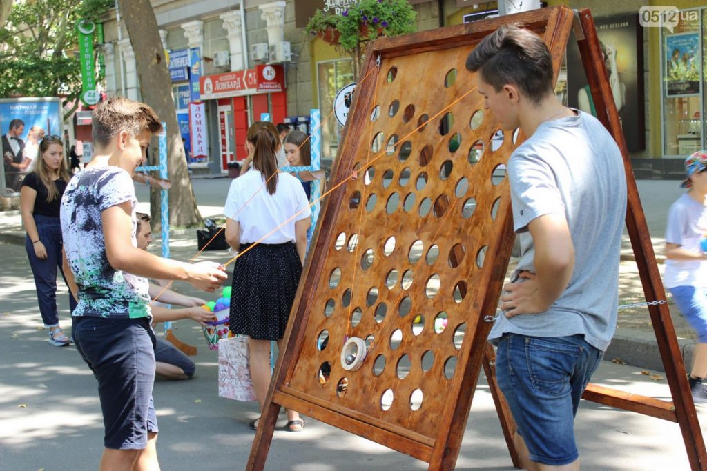 Николаевские активисты провели акцию «День неожиданного счастья», чтобы помочь детям, у которых проблемы со зрением 9