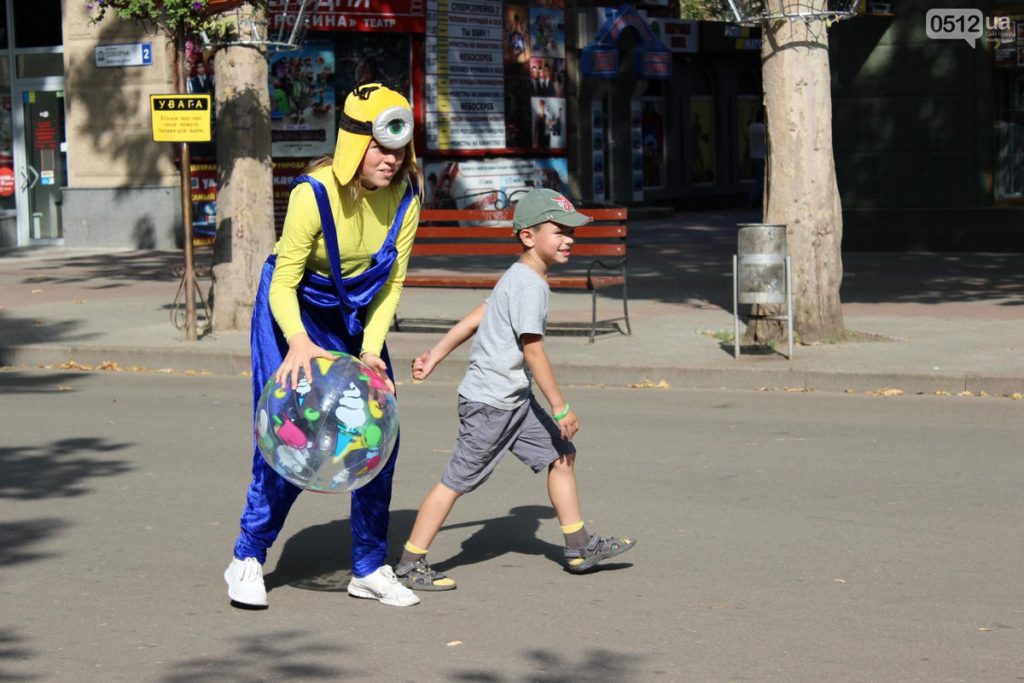 Николаевские активисты провели акцию «День неожиданного счастья», чтобы помочь детям, у которых проблемы со зрением 7