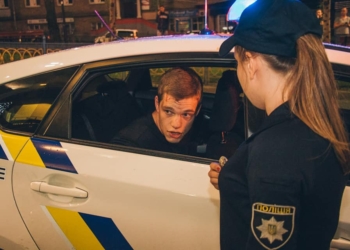 Водитель пассажирского автобуса пытался незаконно ввезти в Украину более 10 тысяч пар носков