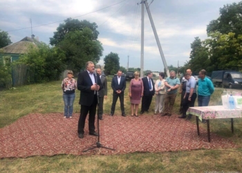 Ковер-самолет. На Харьковщине чиновнику выстелили землю коврами