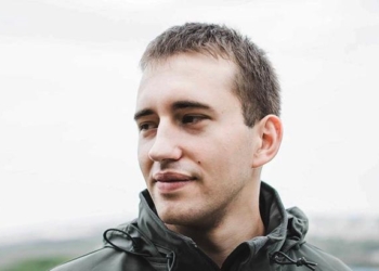 Суд отправил лидера С14 Мазура под домашний арест по делу о нападении на табор ромов