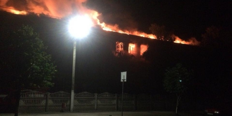 Удар молнии поджог школу в Одесской области