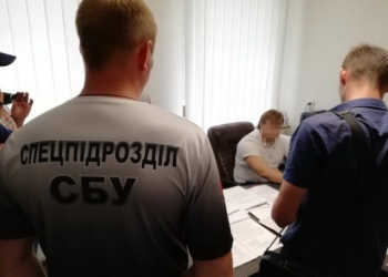 В Вознесенске руководитель исполнительной службы обложил данью подчиненных. Взяли с поличным