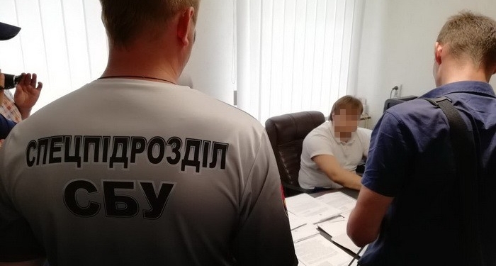 В Вознесенске руководитель исполнительной службы обложил данью подчиненных. Взяли с поличным