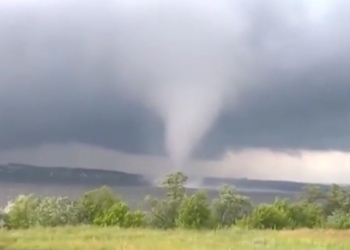 В Одесской области смерч подбросил в воздух подростка