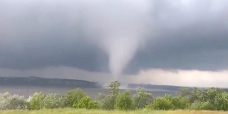 В Одесской области смерч подбросил в воздух подростка