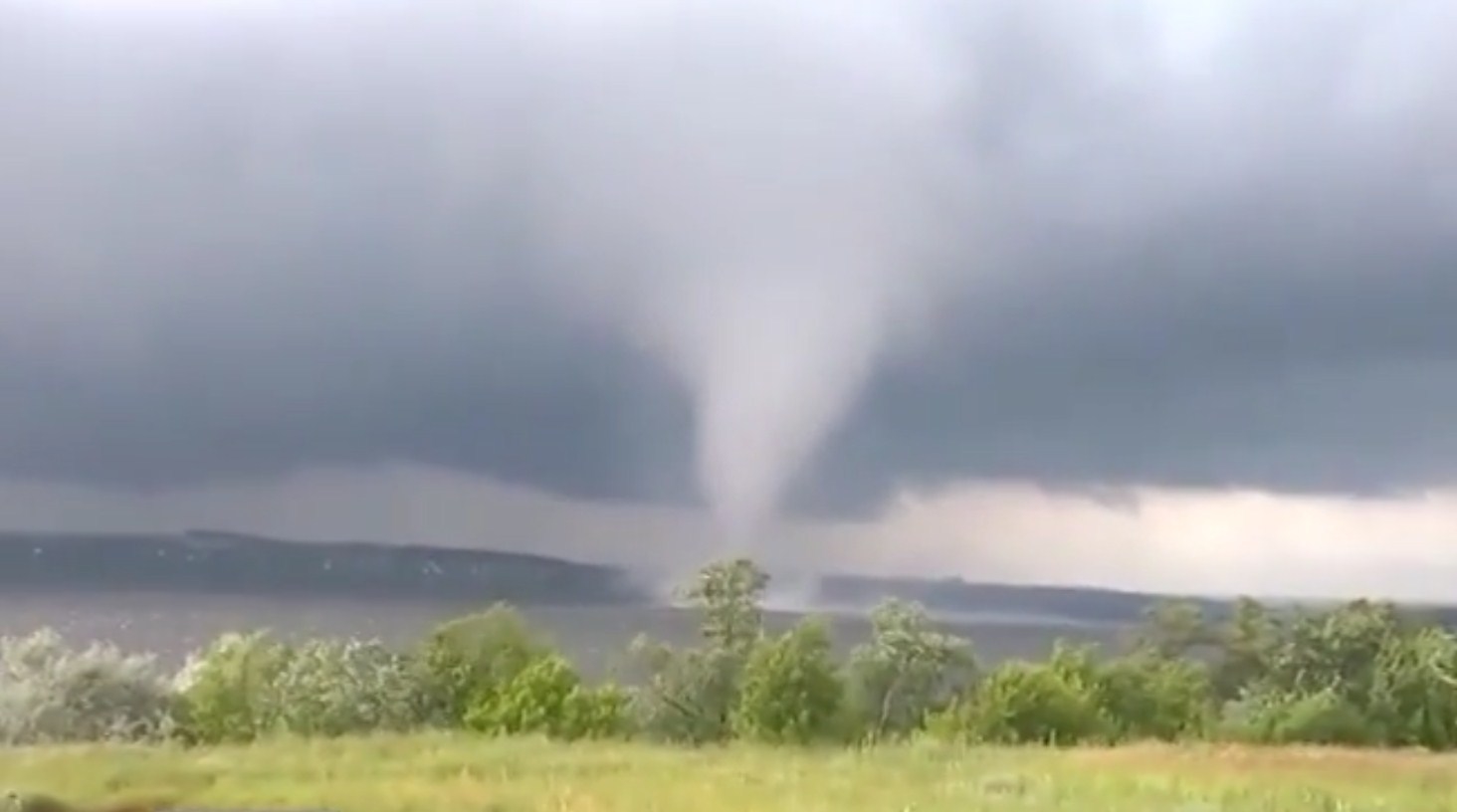 В Одесской области смерч подбросил в воздух подростка