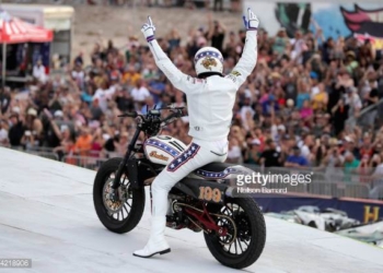 Побит мировой рекорд по прыжкам  на мотоцикле: 52 машины, 16 автобусов и фонтан