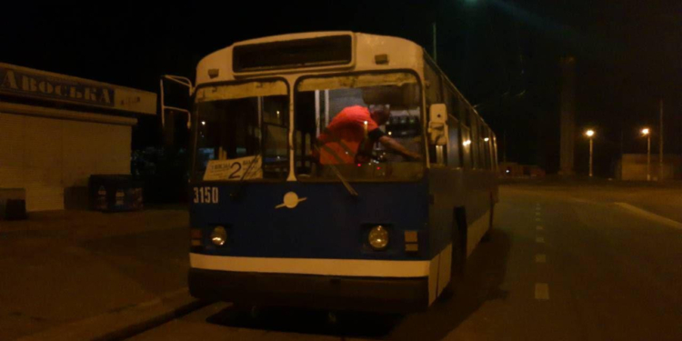 Водитель троллейбуса в Николаеве захлопнул двери и чуть не переехал ребенка