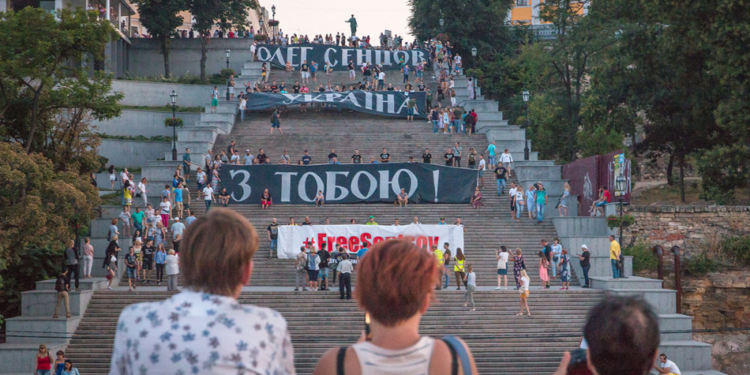 Огромные баннеры и дым файеров: на Потемкинской лестнице провели яркую акцию в поддержку Сенцова