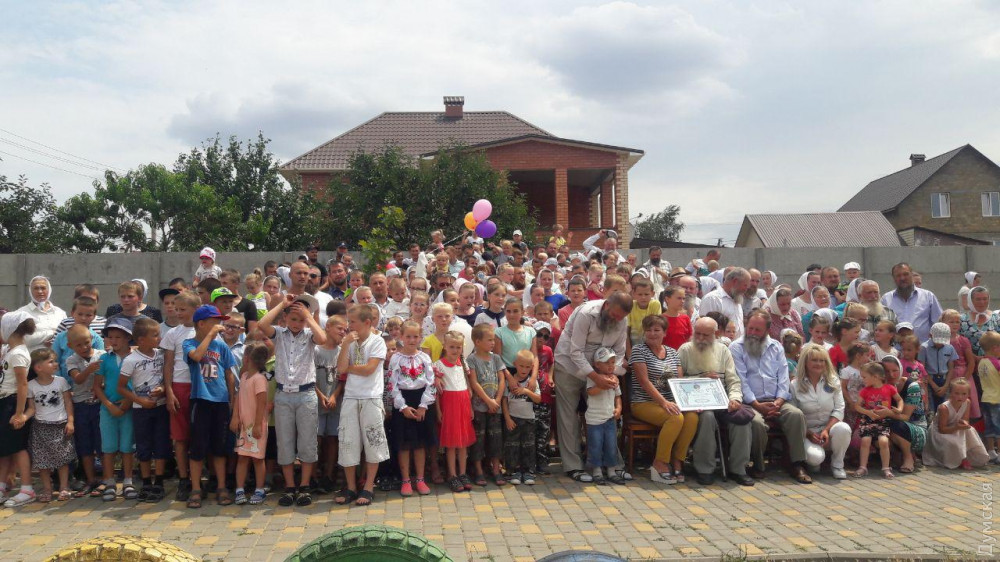 В Одесской области живет самая большая семья Земли: она объединяет 346 человек 3