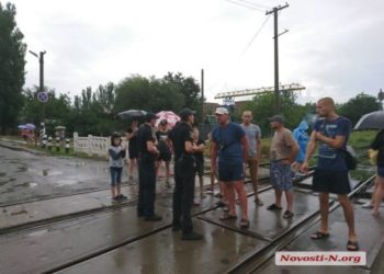В Николаеве продолжаются протесты жильцов общежитий из-за отключений электроэнергии за долги: перекрывали железную дорогу и проспект Богоявленский