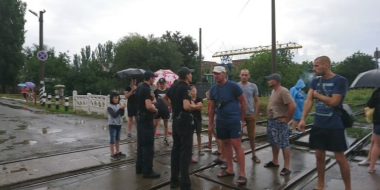 В Николаеве продолжаются протесты жильцов общежитий из-за отключений электроэнергии за долги: перекрывали железную дорогу и проспект Богоявленский