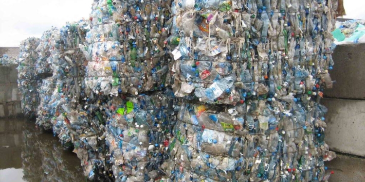 В Амстердаме пластик будут превращать в топливо прямо в порту