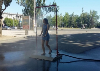Спасение от жары: на центральной улице Николаева спасатели установили “водяную рамку”