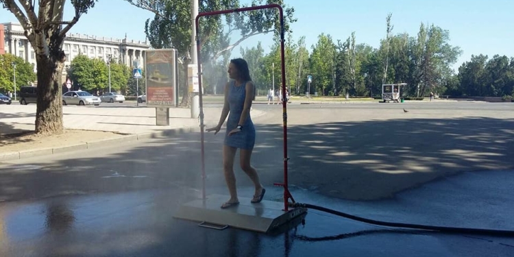 Спасение от жары: на центральной улице Николаева спасатели установили “водяную рамку”