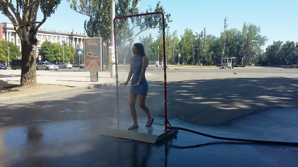 Спасение от жары: на центральной улице Николаева спасатели установили "водяную рамку" 9