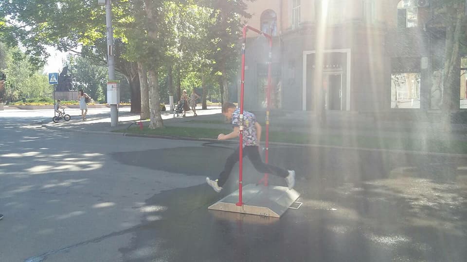 Спасение от жары: на центральной улице Николаева спасатели установили "водяную рамку" 5