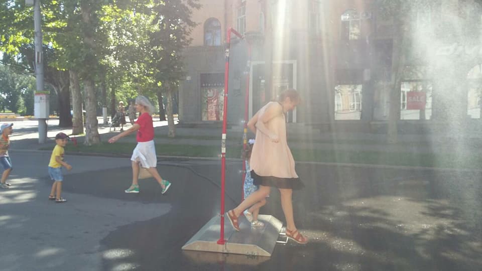 Спасение от жары: на центральной улице Николаева спасатели установили "водяную рамку" 3