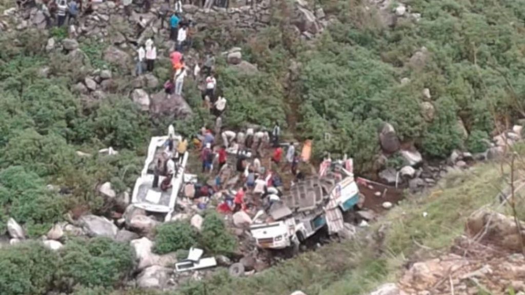 В индийских Гималаях автобус упал в пропасть, 44 погибших 1