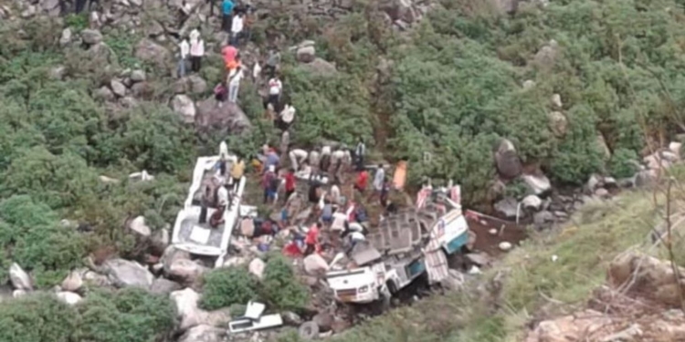 В индийских Гималаях автобус упал в пропасть, 44 погибших